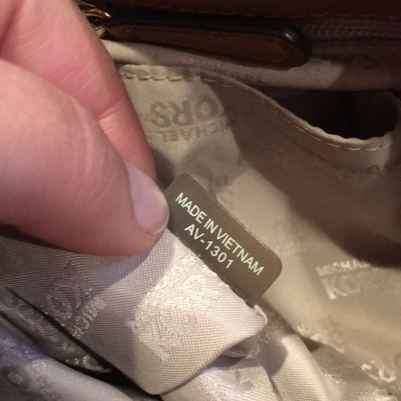 Michael Kors Hamilton Purse - Picture 4 of 4